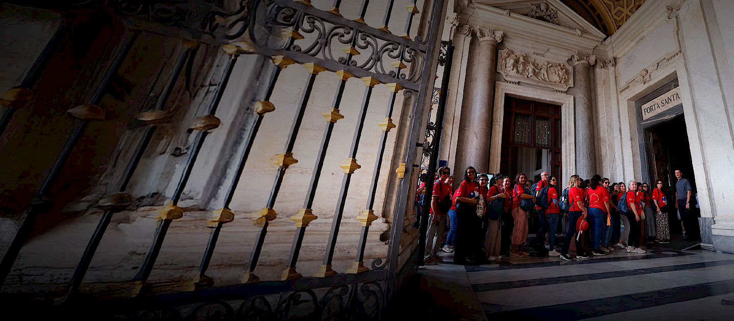 Delegación de la UC cruzando la puerta santa en Roma
