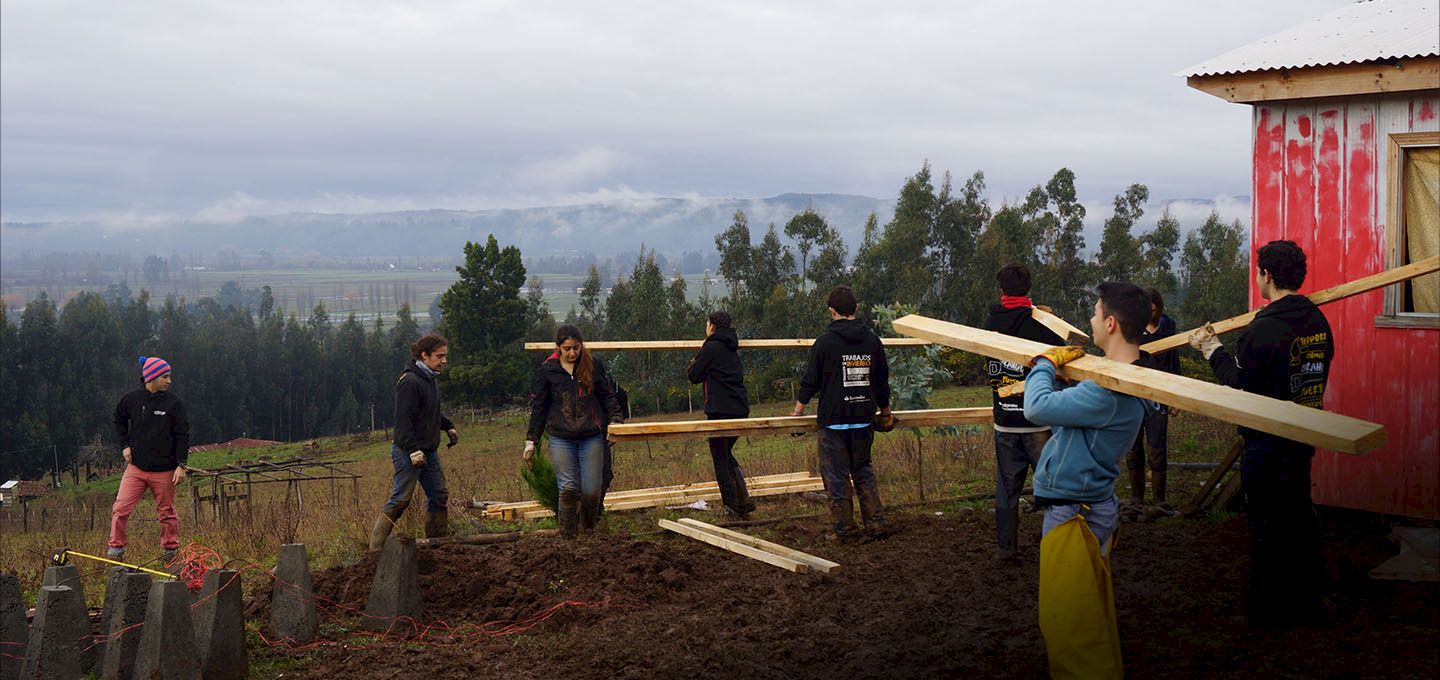 Voluntarios trasladando materiales de construcción