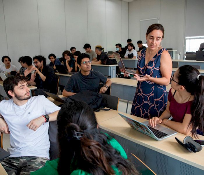 Profesora y sus estudiantes durante una clase.