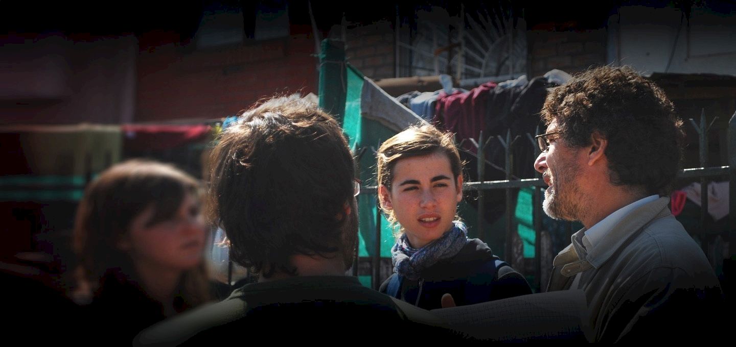 Estudiantes y vecinos trabajando en un proyecto comunitario