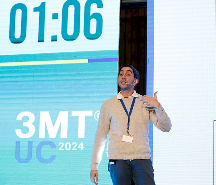 Estudiante de doctorado participando en el concurso Tesis en 3 Minutos.