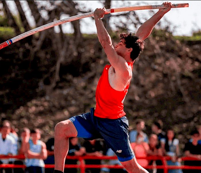 Atleta de la UC participando en el campeonato SAudamericano de Atletismo