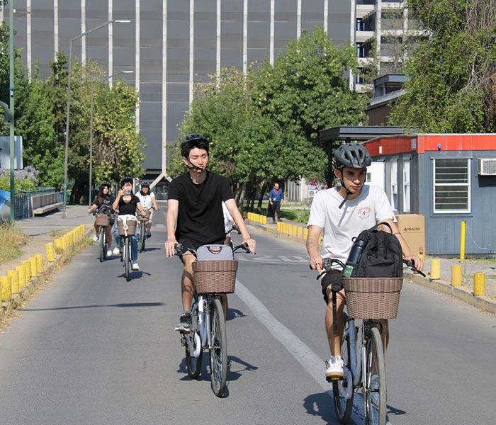 Jóvenes en bicicleta