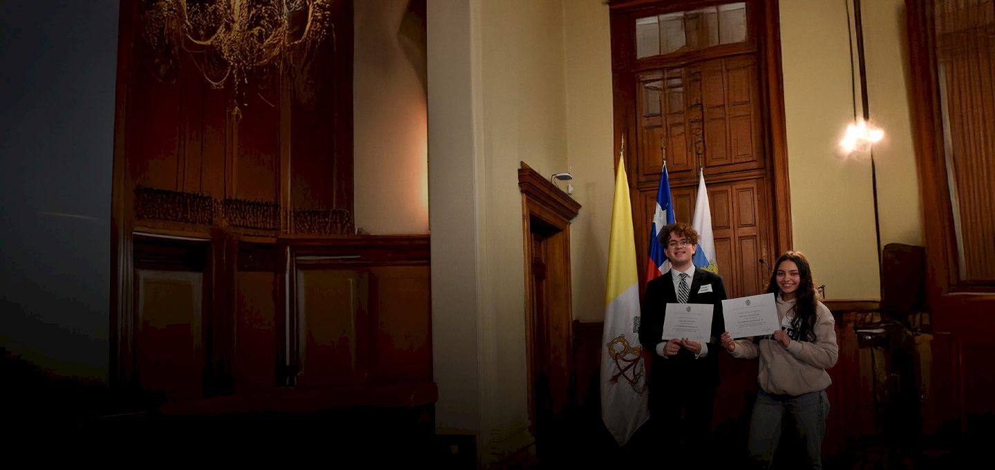 Estudiantes becados mostrando su diploma