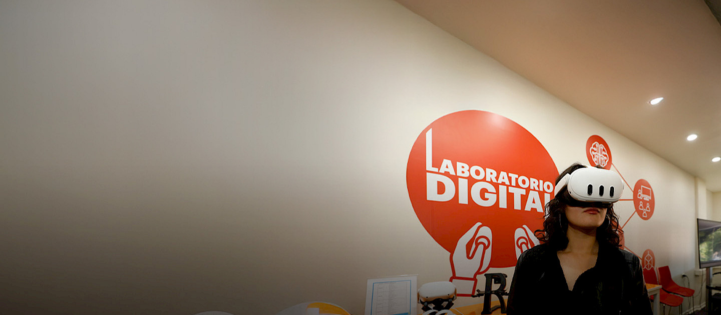 Persona usando lentes de realidad virtual
