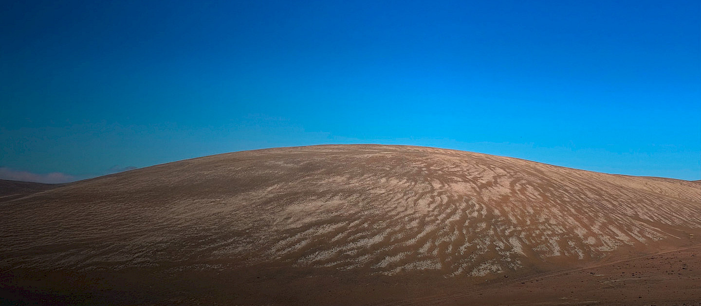 Cerro en el Desierto de Atacama con unas franjas de piedra en su ladera llamadas zebra stripes.