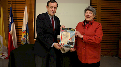 Rector Ignacio Sánchez junto a Valeria Maino, nieta del escritor