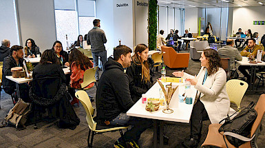 Emprendedores se reunen con mentores durante el Festival de Innovación y Futuro UC.