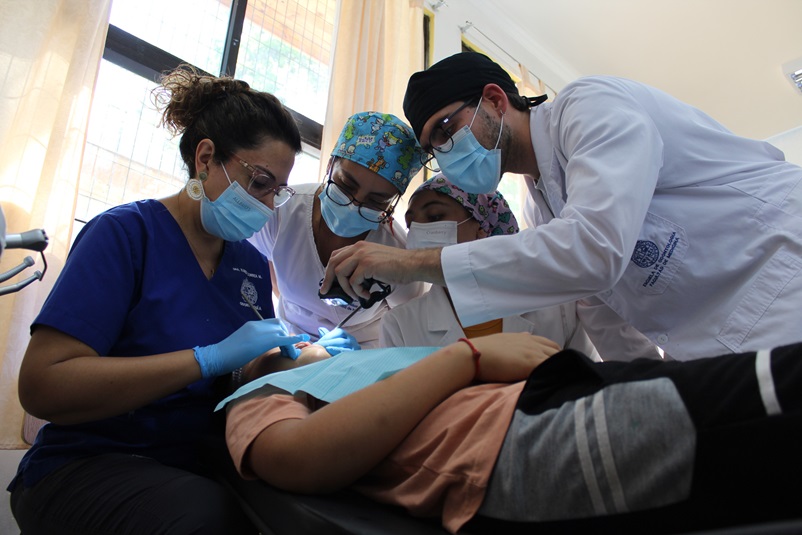 Odontomóvil estudiantes de Odontología UC atienden a 160 personas de