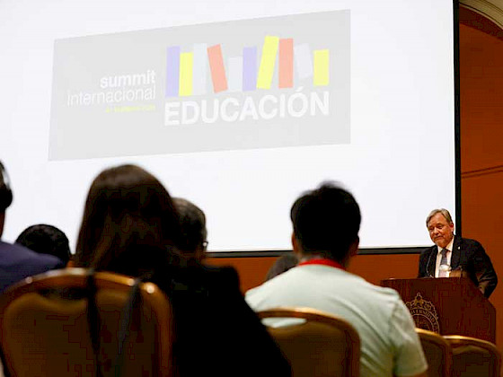El prorrector de Gestión Institucional, Patricio Donoso, expone en la presentación de las jornadas.