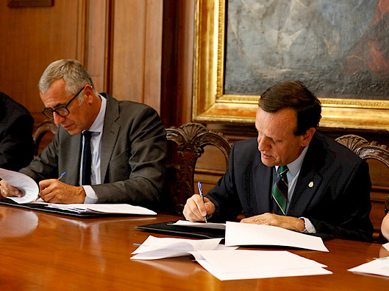 Rector Ignacio Sánchez y Andrés Benítez firman contrato de promesa compraventa de Radio Beethoven