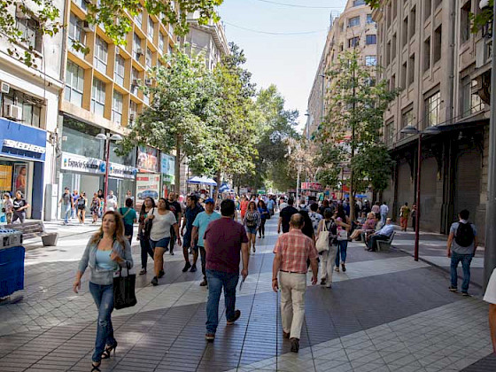 Imagen de personas caminado en el Paseo Ahumada, Santiago Centro