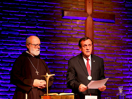 Imagen del juramento del rector Sánchez junto a monseñor Celestino Aós.