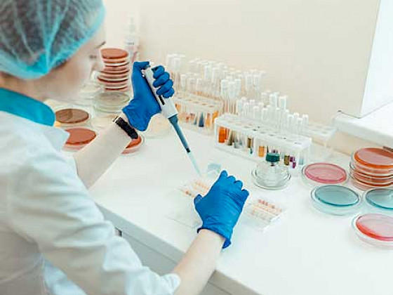 Imagen de persona trabajando en laboratorio