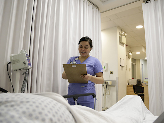 Imagen de enfermera con paciente hospitalizado