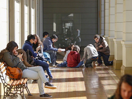 Alumnos estudiando. Casa Central