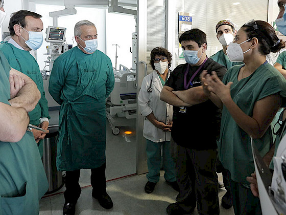 Foto donde se ve a Jaime Mañalich e Ignacio Sánchez junto a un equipo de salud
