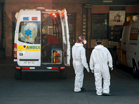 Foto de personal de salud al lado de una ambulancia