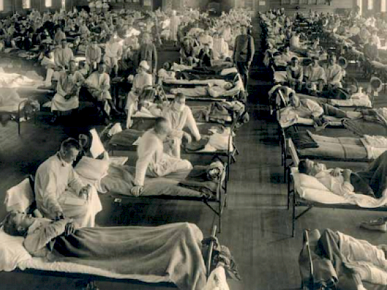 foto antigua, enfermos en cama de hospital