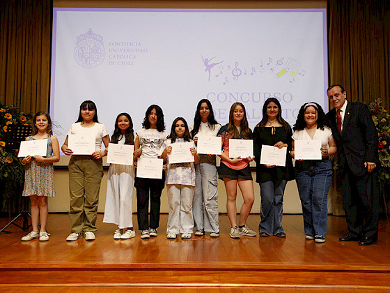 Ganadoras junto al rector Ignacio Sánchez