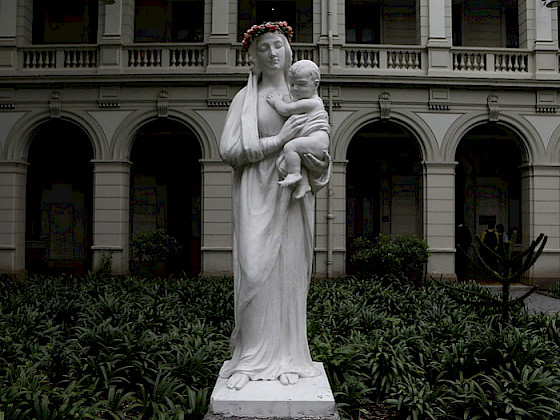 Escultura de la Virgen María en Casa Central