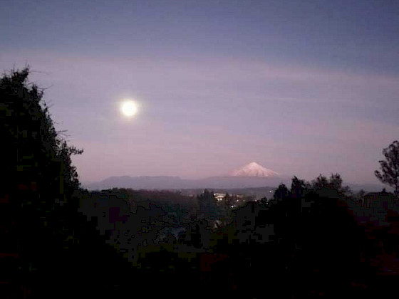 El sol sobre el volcán Villarrica, región de La Araucanía