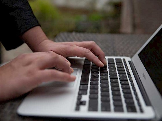 Imagen de dos manos trabajando sobre un teclado de computador.