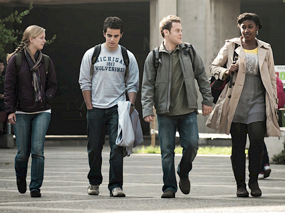 Imagen de cuatro estudiantes extanjeros llegando al campus San Joaquín.