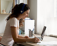 Una mujer en clases online