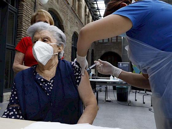 Foto de una mujer mayor siendo vacunada en el Campus Oriente