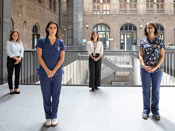 Imagen de cuatro enfermeras en campus Oriente, profesionales encargadas del tamizaje para el acceso a los campus de la UC.