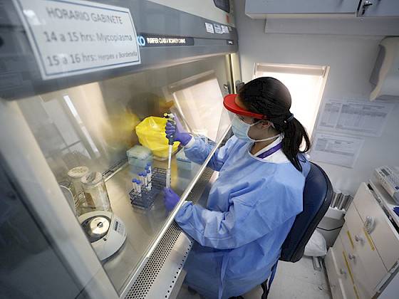 Mujer trabajando en un laboratorio