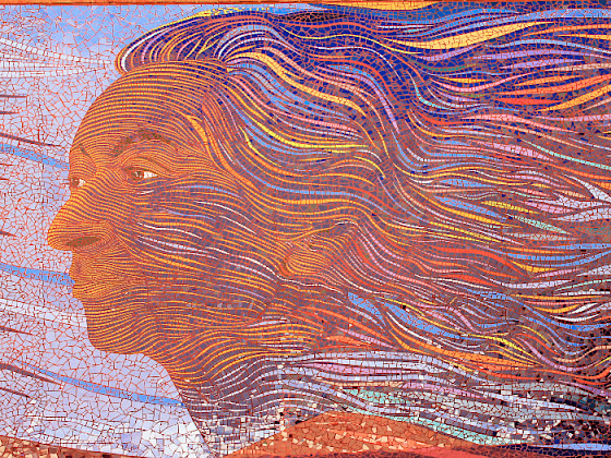 Mosaico del rostro de Gabriela Mistral, poeta chilena.