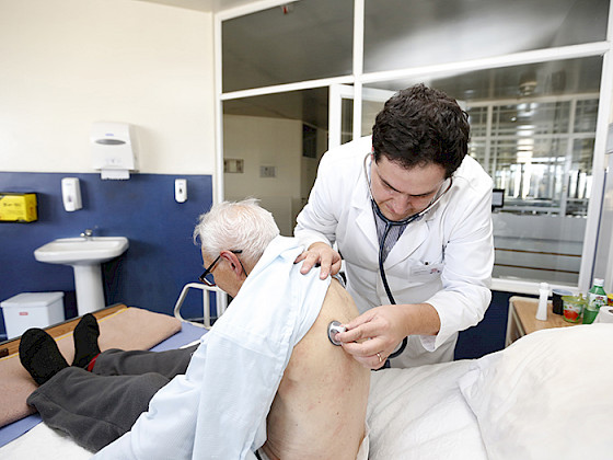 Doctor revisa a paciente adulto mayor. Foto Dirección de Comunicaciones