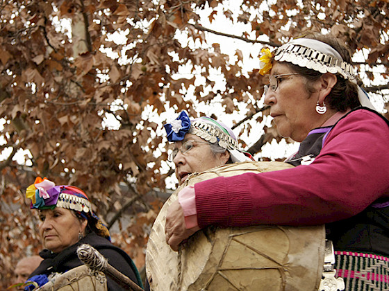 Tres mujeres con vestimenta e implementos mapuche