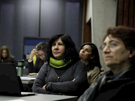 Foto mesas de mujeres en la UC.