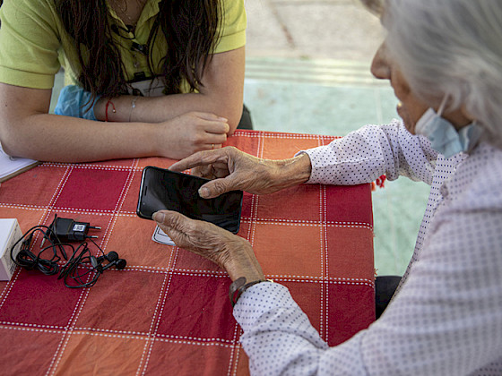 Entrega de dispositivo tecnológico que facilita la integración del adulto mayor con su familia. Foto Dirección de Comunicaciones