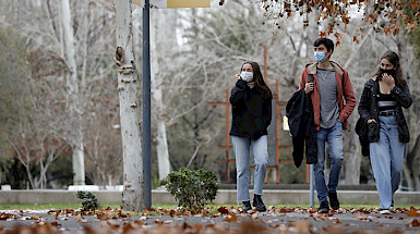 Estudiantes universitarios en la UC.- Foto César Cortés.