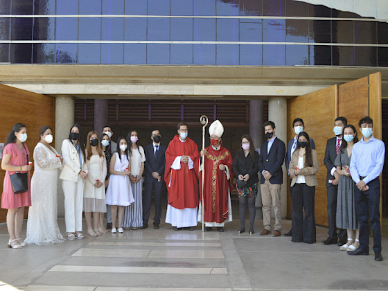 Foto de un grupo de personas fuera de la iglesia del campus San Joaquín