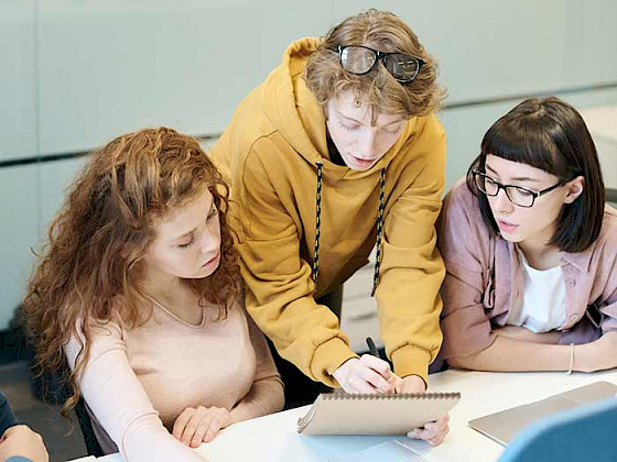 tres mujeres jóvenes estudiando