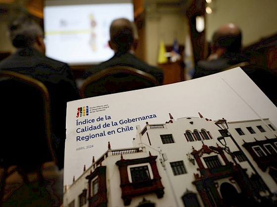Foto de un folleto del índice de la calidad de la gobernanza regional en Chile