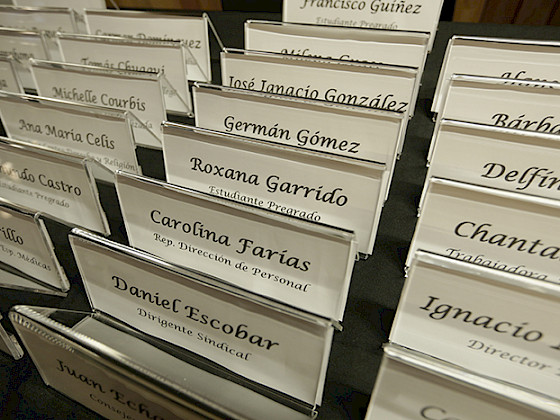 Tarjetas con nombres de los miembros del Foro Universitario UC.