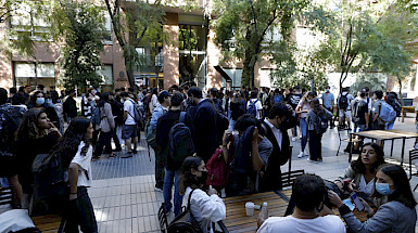 Alumnos conversando en patio casa central.- Foto Dirección de Comunicaciones