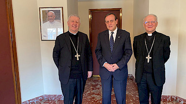 Rector Ignacio Sánchez en Roma con el Cardenal Giuseppe Versaldi (izquierda) y monseñor Angelo Zanni