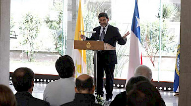 hombre hablando frente a un grupo de personas sentadas