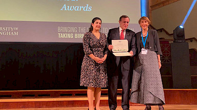 Rector y vicerrectora de Asuntos Internacionales reciben el premio en nombre del profesor Ricardo Rosas.