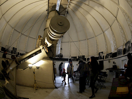 Personas caminando dentro del domo del Observatorio Foster.