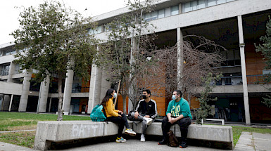 alumnos en el patio