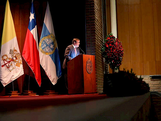 hombre frente a micrófono