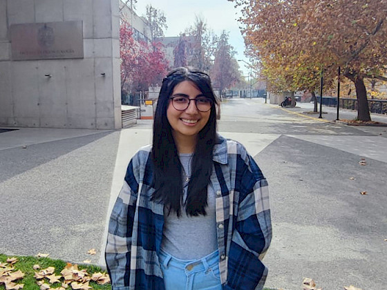 Hillary Gallardo en los patios del Campus San Joaquín.